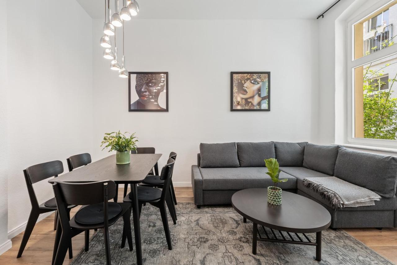 The Remise Mitte Loft, 2 Bedroom 2 Bathrooms, Living Room, Group & Family Friendly, 4- 7 Guests — Photos 1