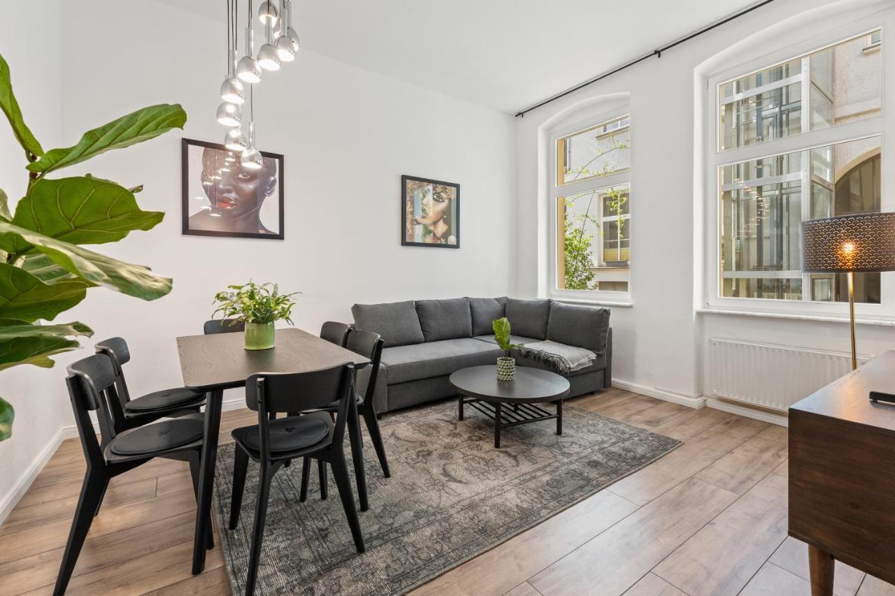 The Remise Mitte Loft, 2 Bedroom 2 Bathrooms, Living Room, Group & Family Friendly, 4- 7 Guests, Berlin