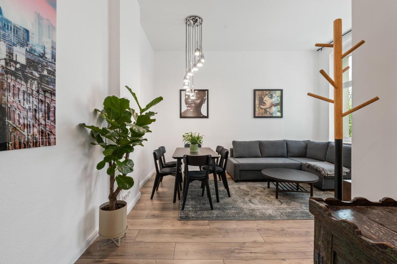 The Remise Mitte Loft, 2 Bedroom 2 Bathrooms, Living Room, Group & Family Friendly, 4- 7 Guests — Photos 3